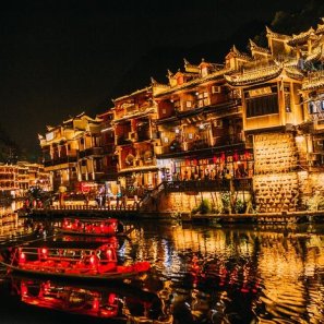 Phượng Hoàng Cổ Trấn