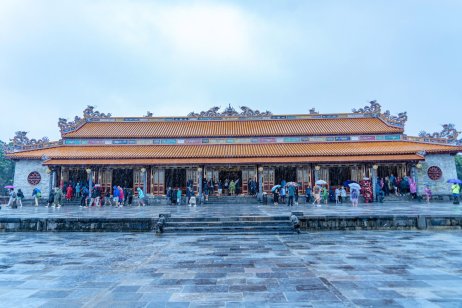 Hàng Nghìn Du Khách Đội Mưa Thăm Điện Thái Hòa