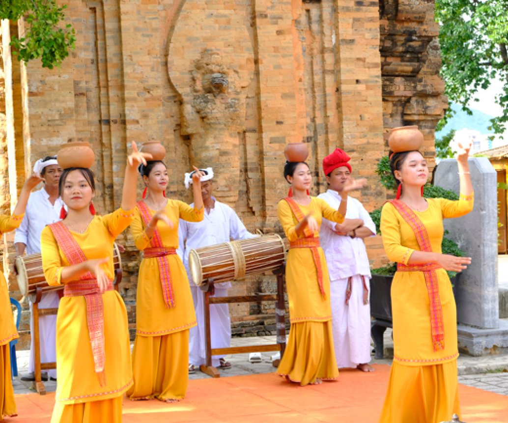 Về Nha Trang Thăm Tháp Bà, Xem Múa Chăm 